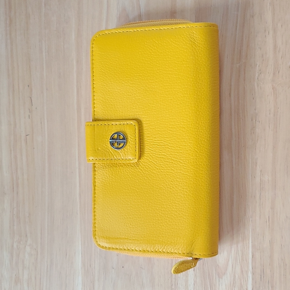 Bright yellow wallet 💛